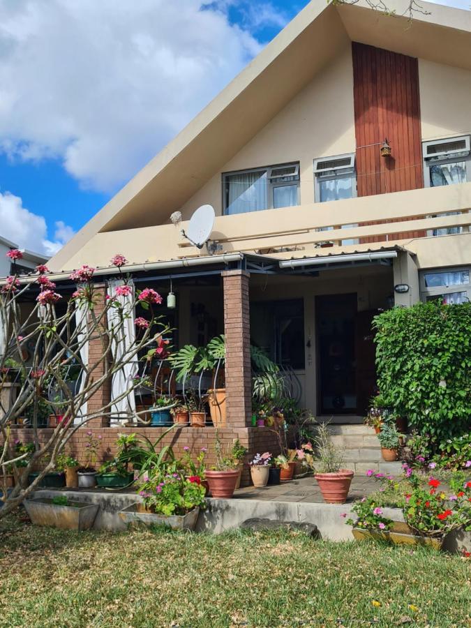 Comfy Home-Tropical Garden & 5 Min Walk To Beach Tamarin Exterior foto